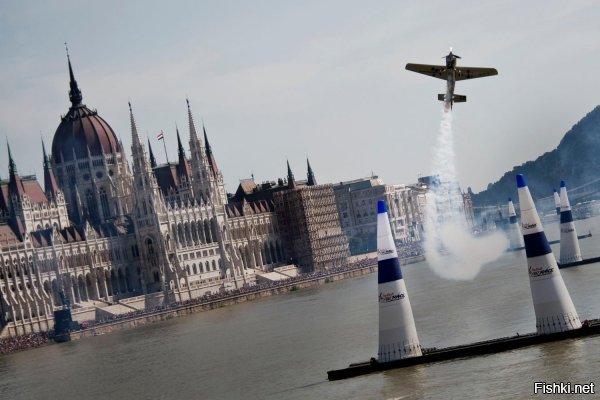 В Будапеште ежегодно проходит авиа-шоу Red Bull ... а здание где я работаю стоит на берегу Дуная.
Пугаться никто не пугается но лучи поноса всему этому празднику жизни посылаем исправно.
