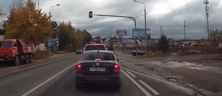 И ещё немножко умозаключений :)
если для настоящей обочины недостаточно определений, то и для настоящей полосы тоже их не хватает - ПДД гласит, что полосу узнаешь по ширине её, а там как бы узковато я вижу