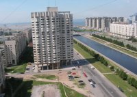 В Питере похожая шняга на Новосмоленской набережной.
Тоже выглядит несколько стрёмно.