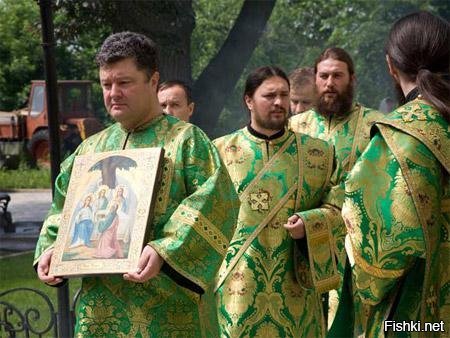 То он просто себя на старой фотке не признал, когда хороводил крестный ход 9 лет назад с Московским Патриархатом