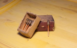 Это обычные охотничьи спички, выпускавшиеся в СССР ещё с незапамятных времён. Просто их приспособили для подрывников, вот и всё. Делать из этого какую-то сенсацию - бред просто