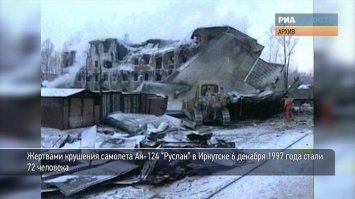 Там другой класс самолетов. У них маневренность на порядок выше. Так же они в киломаетре от берега, примерно, при высоте метров 100-200. Случись что - он в воду шелпнится не долетев до берега.
И даже если рассмотреть худший сценарий и он врезался в дом. Топлива в баках гораздо меньше, чем у того же истребителя, масса тоже не большая. Сильных разрушений он не нанесет и такого как на фото не будет.