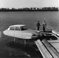 Это съёмка фотографа Пьера Жаана для рекламного проспекта ситро ДС с акцентом на гидропневматическую подвеску)