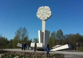 Девчонки поют около памятника "Цветок жизни", созданный в память о погибших детях блокадного Ленинграда. Находится на 3-м километре Дороги жизни. Вокруг памятника высажены 900 берез, на каждый день блокады, которые повязывают галстуками. 

PS Единственное что мне не понравилось, это то что они лазают по памятнику, там обычно лежат цветы, хотя всё равно плюс!