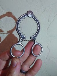 Может и яиц, но только ни фига не куриных, а кому-то, и по живому. И скорее зажимания, чем срезания, иначе зачем там шипы?