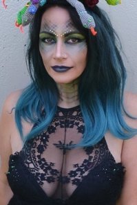 Ладно хищник, но мама то хороша!