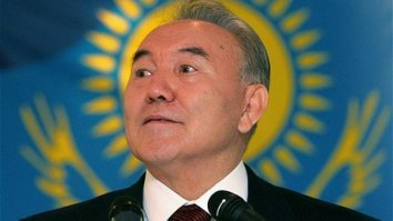 Местные СМИ часто используют это фото. Солнцеликий лидер нации.