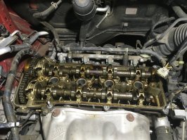 Моторное масло меняю на своих авто каждые 350-400 моточасов, для настоящей синтетики это реально, при этом пробег может быть и 12 тыс км и 4 тыс км, в зависимости где ездишь. Так же не жду пока что либо сломается, всегда контролирую состояние своих авто. благо это не трудно так как я управляющий автосервисом. А пока есть такие мудни как в посте автора мы без работы не останемся))) 
ЗЫ Вот недавно менял прокладку клапанной крышки на машине супруги.