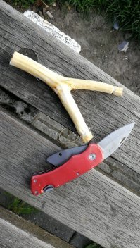 Сегодня на прогулке сыну сделал. Пока в стадии разработки. Супруга смотрела коса