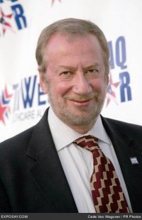 "Единственный советский актер, которому после эмиграции в Америку удалось продолжить карьеру."
Это не так. Тот же упомянутый в статье Илья Баскин, далеко не такой успешный актер в СССР, переиграл в Голливуде хренову тучу ролей. Да, эпизодических, но их было много, и среди них были и фильмы категории "А". Думаю, многим его лицо знакомо.