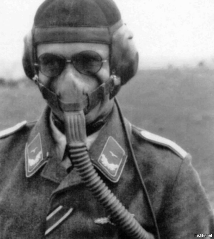 А это не кислородная маска пилота Люфтваффе? 
При том уже времён II Мировой.