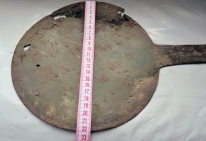 Сарматы  и скифы пользовали бронзовые зеркала и ничего, руки в кровь не стёрли
Это ещё две тысячи лет назад было.
В археологии много находок зеркал.