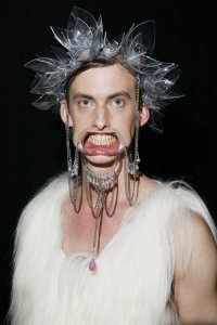 Безумная фантазия, или арт-издевательства над лицом