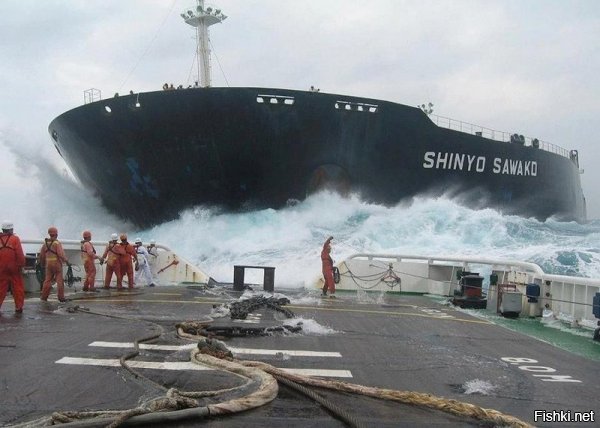 На данном фото изображен момент взятия на буксир танкера Shinyo Sawako, никакого столкновения не было ни через несколько секунд, ни через несколько дней. Через год после того, как был сделан этот снимок, этот же танкер действительно потопил рыбацкое судно (судно на фото явно не рыбацкое), но это, как говорится, уже совсем другая история