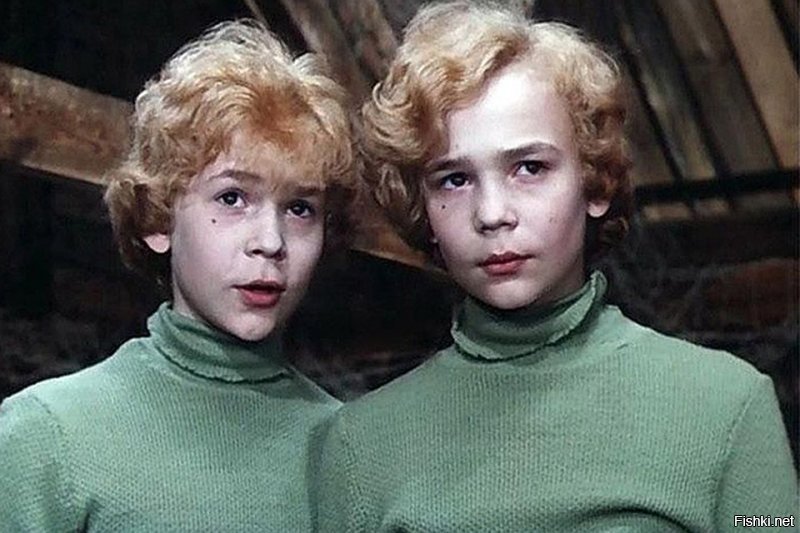 "найти двух совершенно одинаковых братьев, к тому же актеров, так и не удалось." - не там искали. :)