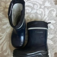 Нокия и сегодня делает обувь. В 1980 г у меня были зимние сапоги похожие на одну из фото. На барахолке покупал.