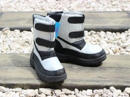 Нокия и сегодня делает обувь. В 1980 г у меня были зимние сапоги похожие на одну из фото. На барахолке покупал.