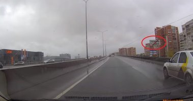 Виноват конечно водитель мусорки, но рег тоже дебил, сам себя наказал, тормозить времени вагон был, но он же "прав", если бы ехал в правом ряду, как этого требуют ПДД, ДТП не произошло бы. Правая полоса была свободна на достаточно большом расстоянии. Пункт ПДД 9.4.