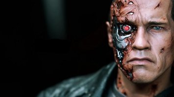 та епать копать! "попала полковнику Кутузову в левый висок, пробила пазуху носоглотки и вышла через правую глазницу, выбив глаз."---походу терминатор охотился не за тем человеком!!!