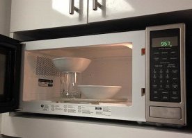 Я просто разогреваю все в одной большой тарелке, и потом разливаю из неё в другую. Т.е. мне вообще никаких приспособлений не нужно ;)