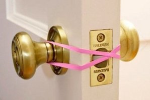 Установите ручки с возможностью открывать с обратной стороны и не нужно танцев с бубном и резинками