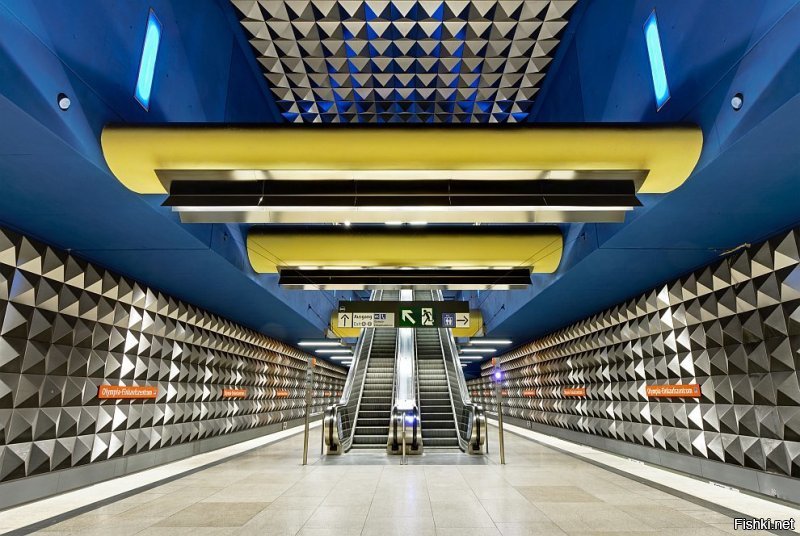 Тут скорее всего метро-это средство передвижения а у нас роскошь(или и то и другое вместе). Поэтому с красотой не заморачиваются. Чистенько и функционально.   Здесь фото станций Мюнхена.  То что видит автор -станция во время ремонта.