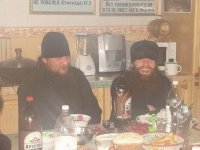 Тот что справа на jamiroquai похож.