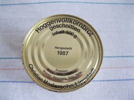 В военном училище в 92 году несколько дней в столовой давали немецкий консервированный хлеб, за отсутствием нормального.