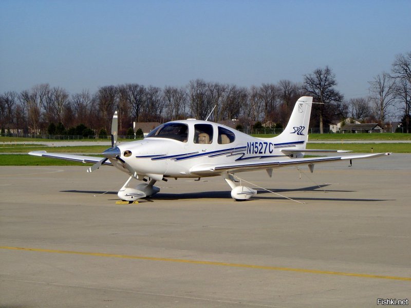 Cirrus SR22 (Циррус СР22) один из самых популярных одномоторных поршневых самолётов для частного использования. Разработка компании Циррус Авиэйшн (Cirrus Aviation). Компания является пионером в разработке самолётов с системой вывода самолёта из штопора с помощью пиротехнически выбрасываемого парашюта.