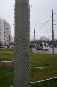 У нас в Питере столбы рабицей обматывают. Примерно так.