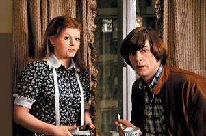 2. В фильме "Карнавал" на съемной квартире у Нины все танцуют диско под Глорию Гейнор, и ее нетленный хит "Never can say goodbye".