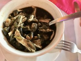 В Мексике ела суп из кукурузного грибка, а также разные экзотические вещи. Оказалось, что очень вкусно, хотя выглядит неаппетитно.