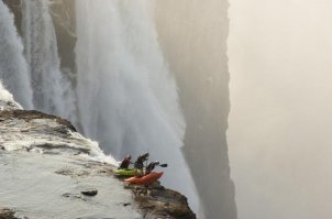 "Экстремальный каякинг на водопаде Виктория. Замбия, Зимбабве, Южная Африка."
Скорее всего они просто подошли к краю, чтобы оценить свои шансы на успешное преодоление водопада. Думаю, они отказались от идеи стать самоубийцами.