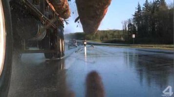 Строго говоря, в фильме бревна падали (в основном) на соседнюю полосу. И только одно бревно почему-то изменило траекторию.