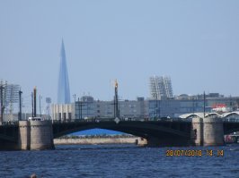 Вот, сам снимал этим летом с высоты уровня моря. Вид на Биржевой мост. Торчит оно высоко над городом.