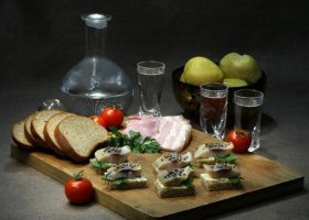 Умные люди. И не сгорят, и есть повод согреться.