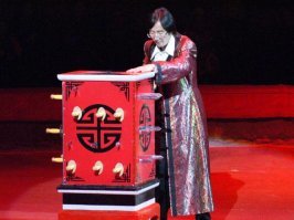 как так она вообще жива то осталась? в цирке небось работала