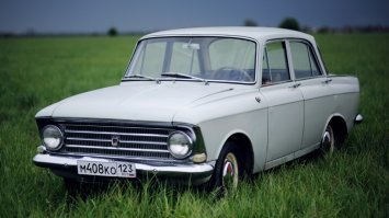 Ух ты спецы заминусавали. 
И это всё таки ИЖ. Общего у него с АЗЛКа только "чертежи". КБ АЗЛК были очень не довольны передаче 412 ИЖмашу.
А "Москвичом" его называли по привычки.
Если товарищи спецы обратят внимание на то, что ИЖ 412 был больше похож М 408, чем на М 412. И устанавливались в него в основном двигатели УЗАМ, а не АЗЛК.
И кста. Москвичей осталось не так много, а вот Ижей... В основном из-за того что 412 был перекроен в сторону простоты и выносливости.