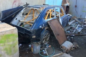 Блин, на этой же каркас безопасности установлен. Видимо интересная машинка была...