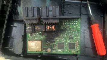 Ну конечно, VAG - это предел совершенства! Выверенные решения! Особенно электронные блоки в болоте на полу! Конечно я да такого не дорос. При подобной неисправности зачем-то переносил их после ремонта под торпеду, где уйма места, и наращивать не приходилось провода. Как на убогих ВАЗах, где тупые инженеры еще не додумались сваливать электронику на полу. Ну ничего, ВАЗ уже не наш, французы исправят эту недоработку.
А центральные включатели габаритов/света тоже верх совершенства! Такие надежные контакты! 
А кнопки стеклоподъемников на поло, сдыхающие через год эксплуатации - просто супернадежно. Поставщиков же уважаемый концерн выбирает только самых лучших, из Китая, Индии.
Растопыренные от крутизны пальцы не мешают жмать клавиатуру, господин, Илитный ремонтер только дорогих иномарок? ;)