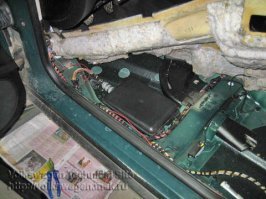 Ну конечно, VAG - это предел совершенства! Выверенные решения! Особенно электронные блоки в болоте на полу! Конечно я да такого не дорос. При подобной неисправности зачем-то переносил их после ремонта под торпеду, где уйма места, и наращивать не приходилось провода. Как на убогих ВАЗах, где тупые инженеры еще не додумались сваливать электронику на полу. Ну ничего, ВАЗ уже не наш, французы исправят эту недоработку.
А центральные включатели габаритов/света тоже верх совершенства! Такие надежные контакты! 
А кнопки стеклоподъемников на поло, сдыхающие через год эксплуатации - просто супернадежно. Поставщиков же уважаемый концерн выбирает только самых лучших, из Китая, Индии.
Растопыренные от крутизны пальцы не мешают жмать клавиатуру, господин, Илитный ремонтер только дорогих иномарок? ;)