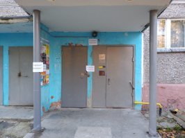 По мне очень дельный совет! Сам заморочился, содрал все объявления, покрасил двери и опоры на подъезде. Сетка рабица, которую многие тут советуют и в принципе используют, на тех же дверях будет смотреться мягко говоря не очень эстетично. Прочитал бы пост раньше, обязательно бы сделал так же. Дорогие средства против наклейки объявлений решил не покупать, обработал WDшкой, как кто-то советовал на просторах интернета. И как ни странно за месяц ни одного объявления, видимо срабатывает инстинкт у расклейщиков, которые пятым местом чуют, что к первому наклеившему будут применены возможные санкции. Наклеивают на платную доску УК, но там объявления смотрятся вполне органично.

p.s. Легче всего сдирать объявления с помощью распылителя обычной воды и удобного ножа, который не жалко, никаких дорогих средств не использовал. Из затрат две банки краски эмали и две кисточки, где-то 250 рэ.