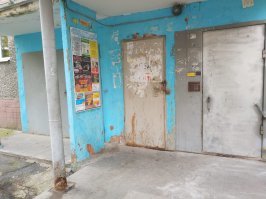 По мне очень дельный совет! Сам заморочился, содрал все объявления, покрасил двери и опоры на подъезде. Сетка рабица, которую многие тут советуют и в принципе используют, на тех же дверях будет смотреться мягко говоря не очень эстетично. Прочитал бы пост раньше, обязательно бы сделал так же. Дорогие средства против наклейки объявлений решил не покупать, обработал WDшкой, как кто-то советовал на просторах интернета. И как ни странно за месяц ни одного объявления, видимо срабатывает инстинкт у расклейщиков, которые пятым местом чуют, что к первому наклеившему будут применены возможные санкции. Наклеивают на платную доску УК, но там объявления смотрятся вполне органично.

p.s. Легче всего сдирать объявления с помощью распылителя обычной воды и удобного ножа, который не жалко, никаких дорогих средств не использовал. Из затрат две банки краски эмали и две кисточки, где-то 250 рэ.