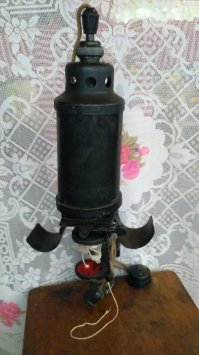 "Фотовспышка была роскошью, да и питалась только от розетки" - были фотовспышки и с батарейками. А я начинал с такого фотоаппарата ("Смена" первой модели) и увеличителя марки У-2 - Боже, какой я уже старый!