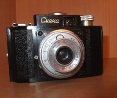 "Фотовспышка была роскошью, да и питалась только от розетки" - были фотовспышки и с батарейками. А я начинал с такого фотоаппарата ("Смена" первой модели) и увеличителя марки У-2 - Боже, какой я уже старый!