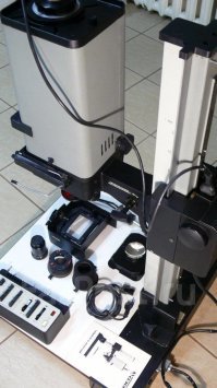 в фотокружке во дворце пионеров у нас был фотоувеличитеь Азов с электроприводом и электронным таймером экспонирования. космическим аппаратом казался для своего времени. на нём только руководитель кружка и избранные печатали фотографии. вот кстати. фотокружок, бесплатный был. реактивы бесплатные. проявитель и фиксаж в бутылях стояли готовые. прявитель для плёнок можно было три раза использовать но с каждым разом увеличивая время проявки. специальные ёмкости были с пометками, куда надо было переливать, чтобы следующий человек знал сколько раз раствор использовали до этого. огромный глянцеватель с зеркальным барабаном. штук десять обычных фотоувеличителей.  только фотобумагу и плёнки сами покупали. главной проблемой тогда было что у тебя была куча фоток твоих друзей и родственников, а тебя самого на фотографиях не было. редкие как правило размытые фотографии когда просил когото тебя сфотографировать.