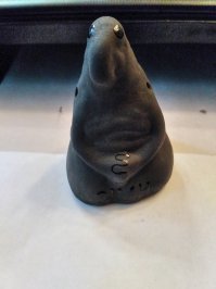 Нас всякие религиозные сооружения мало интересуют. :)
До озера пешком дойти не получилось, поскольку шел дождь и на тропинках было грязищи по колено.
А в сувенирную лавку зашли и прикупили местную керамику - Ждуна и пивную кружку. :)