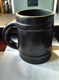 Нас всякие религиозные сооружения мало интересуют. :)
До озера пешком дойти не получилось, поскольку шел дождь и на тропинках было грязищи по колено.
А в сувенирную лавку зашли и прикупили местную керамику - Ждуна и пивную кружку. :)