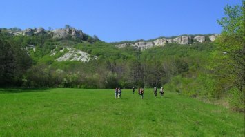 Была три раза в Крыму: 2009, 2010, 2012. Май-июнь, походы с украинскими группами. Платишь копеечку, ну тысячи 2-3. Тебя ведут, кормят. Сутки на поезде из Москвы, плацкарта около 2 тыс.  Тишина, красота. Бедненько, но чистенько. На вокзале и на в гостинице при автовокзале в Ялте койкоместо по 50 грн=200 рублей. Черешня у вокзала около 30 рублей. Больше не хочу туда, пусть Крым в моей памяти останется таким.