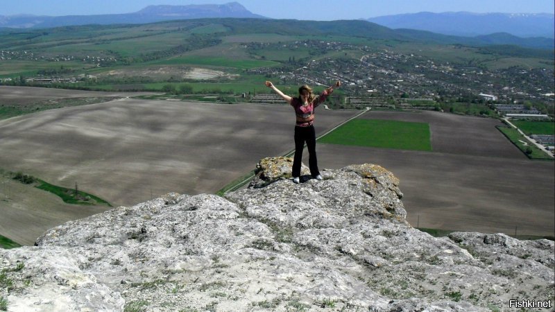 Была три раза в Крыму: 2009, 2010, 2012. Май-июнь, походы с украинскими группами. Платишь копеечку, ну тысячи 2-3. Тебя ведут, кормят. Сутки на поезде из Москвы, плацкарта около 2 тыс.  Тишина, красота. Бедненько, но чистенько. На вокзале и на в гостинице при автовокзале в Ялте койкоместо по 50 грн=200 рублей. Черешня у вокзала около 30 рублей. Больше не хочу туда, пусть Крым в моей памяти останется таким.